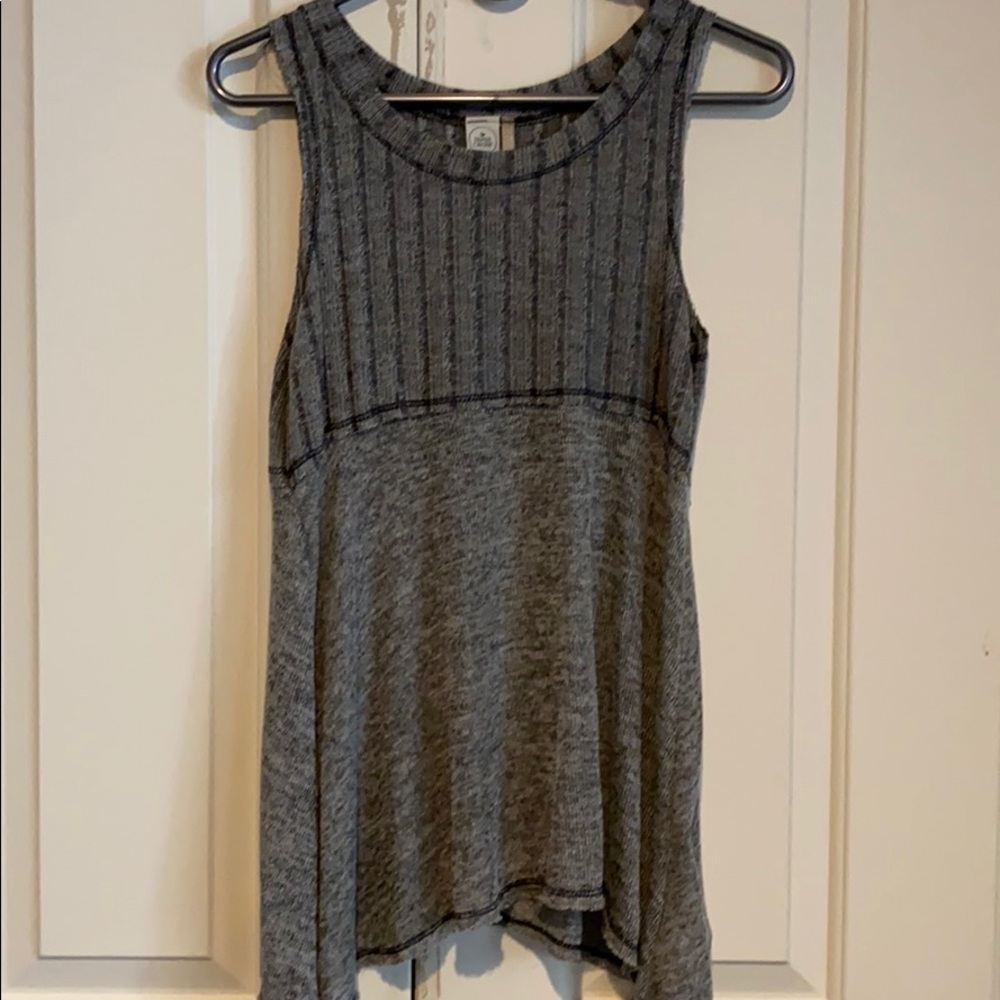 Sleeveless lightweight top